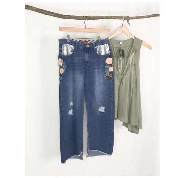boyfriend Fit Distressed Jeans w Floral Embroidery - Picture 8 of 15